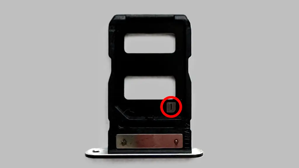 Unihertz Titan 2で2つのSIMカードトレイを識別する方法